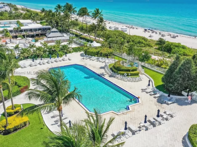 2-bedroom condo for rent in Miami Beach - 5161 Collins Ave 603 - MondialRealty