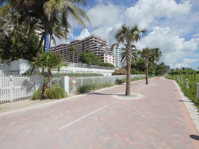 2-bedroom condo for rent in Miami Beach - 5161 Collins Ave 603 - MondialRealty