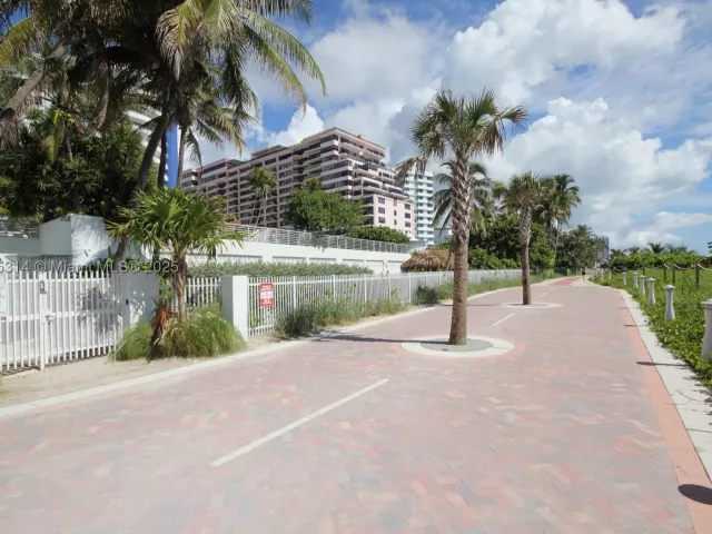 2-bedroom condo for rent in Miami Beach - 5161 Collins Ave 603 - MondialRealty