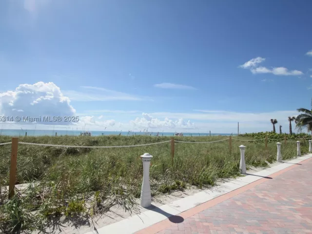 2-bedroom condo for rent in Miami Beach - 5161 Collins Ave 603 - MondialRealty