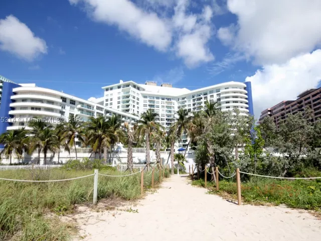 2-bedroom condo for rent in Miami Beach - 5161 Collins Ave 603 - MondialRealty