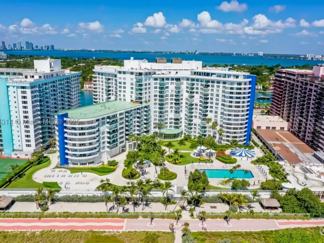 2-bedroom condo for rent in Miami Beach - 5161 Collins Ave 603 - MondialRealty