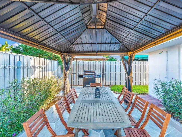 4-bedroom home for rent in Fort Lauderdale - 5740 NE 19th Ave - MondialRealty