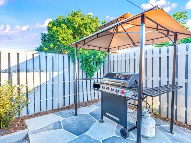 4-bedroom home for rent in Fort Lauderdale - 5740 NE 19th Ave - MondialRealty