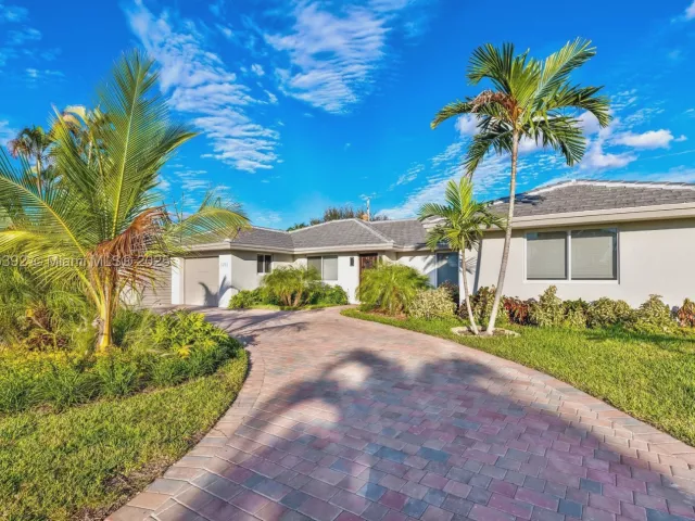 4-bedroom home for rent in Fort Lauderdale - 5740 NE 19th Ave - MondialRealty