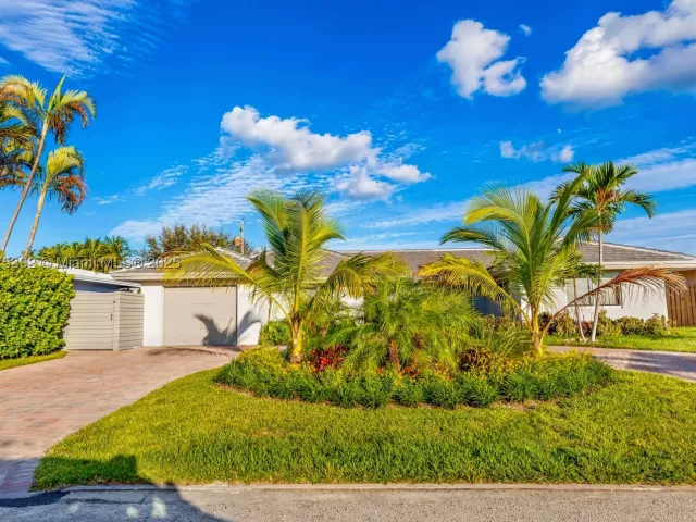 4-bedroom home for rent in Fort Lauderdale - 5740 NE 19th Ave - MondialRealty