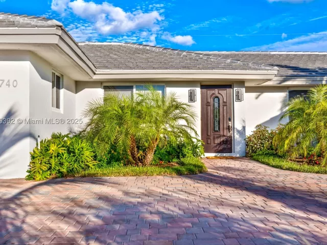 4-bedroom home for rent in Fort Lauderdale - 5740 NE 19th Ave - MondialRealty