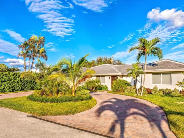 4-bedroom home for rent in Fort Lauderdale - 5740 NE 19th Ave - MondialRealty