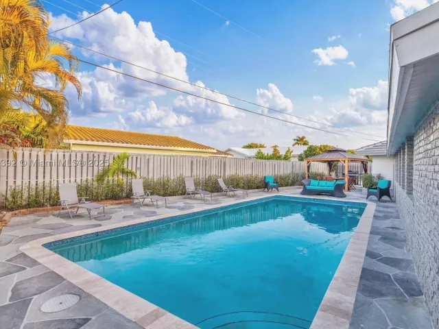 4-bedroom home for rent in Fort Lauderdale - 5740 NE 19th Ave - MondialRealty