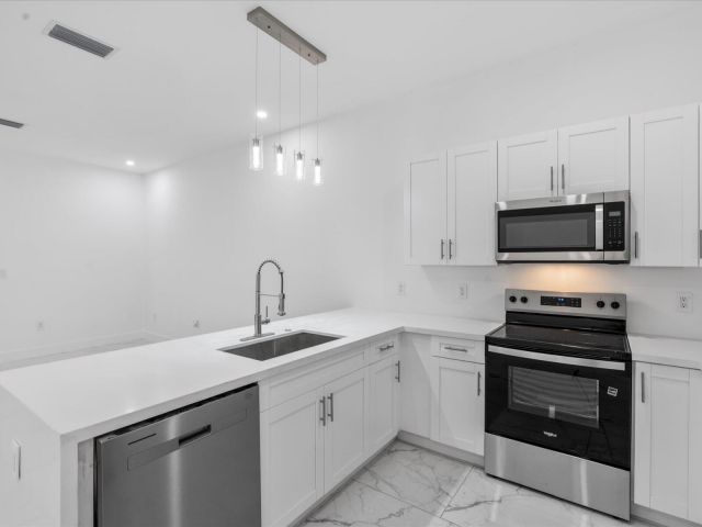 Home for sale at 533 NW 16th Avenue - photo 6551338