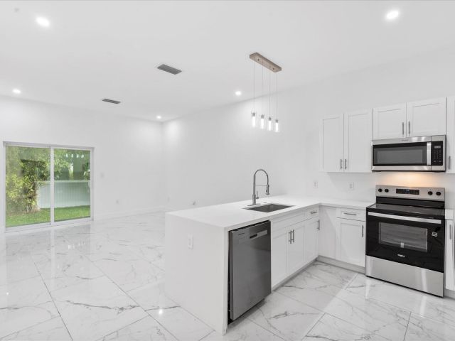 Home for sale at 533 NW 16th Avenue - photo 6551345