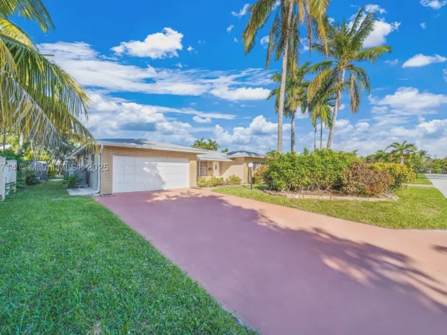 4-bedroom home for rent in Lauderdale By The Sea - 241 Oceanic Ave - MondialRealty