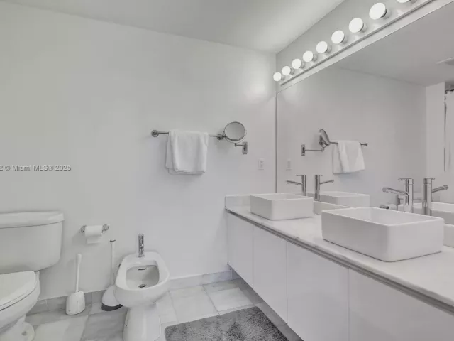 2-bedroom condo for rent in Miami - 601 NE 36th St 2703 - MondialRealty