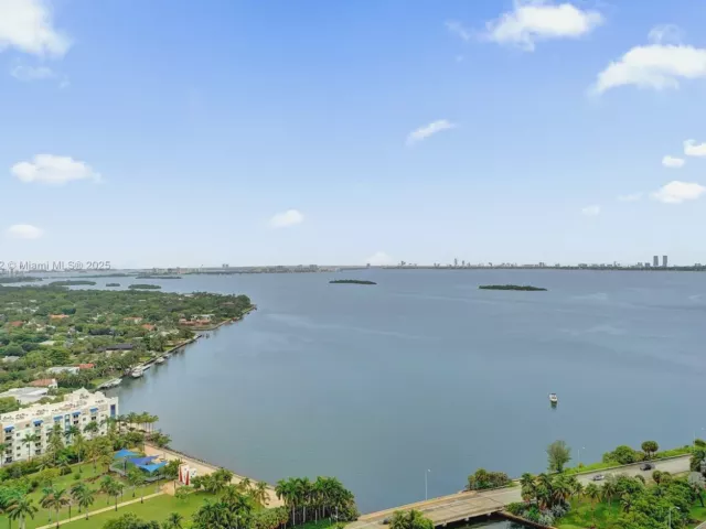 2-bedroom condo for rent in Miami - 601 NE 36th St 2703 - MondialRealty