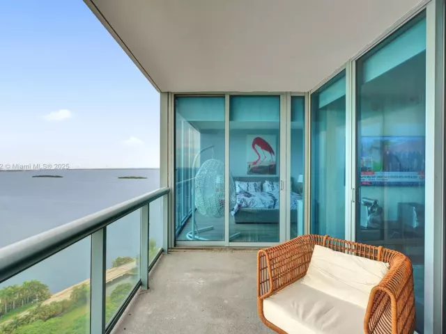 2-bedroom condo for rent in Miami - 601 NE 36th St 2703 - MondialRealty
