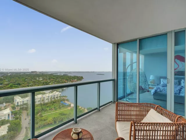 2-bedroom condo for rent in Miami - 601 NE 36th St 2703 - MondialRealty