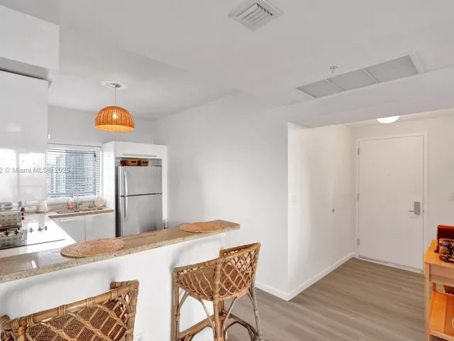 2-bedroom condo for rent in Miami - 601 NE 36th St 2703 - MondialRealty