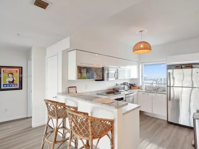 2-bedroom condo for rent in Miami - 601 NE 36th St 2703 - MondialRealty