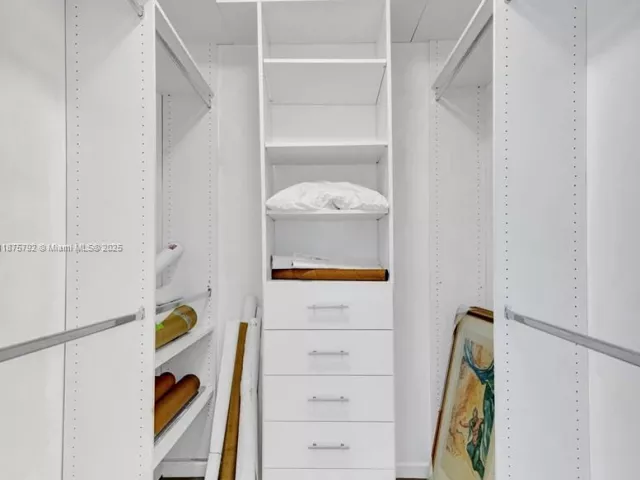 2-bedroom condo for rent in Miami - 601 NE 36th St 2703 - MondialRealty