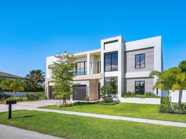 Home for sale at 1031 NE 3rd Avenue - photo 6535271