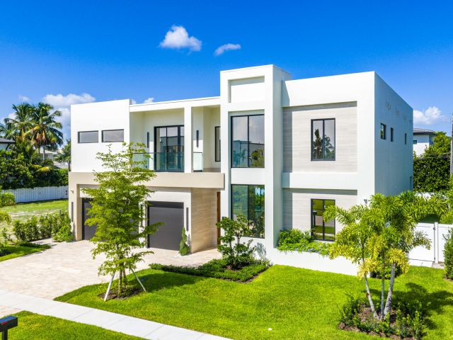 Home for sale at 1031 NE 3rd Avenue - photo 6535272