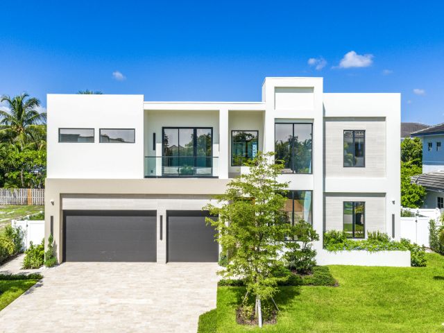 Home for sale at 1031 NE 3rd Avenue - photo 6535273