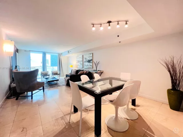 2-bedroom condo for rent in Miami - 1200 Brickell Bay Dr 2809 - MondialRealty