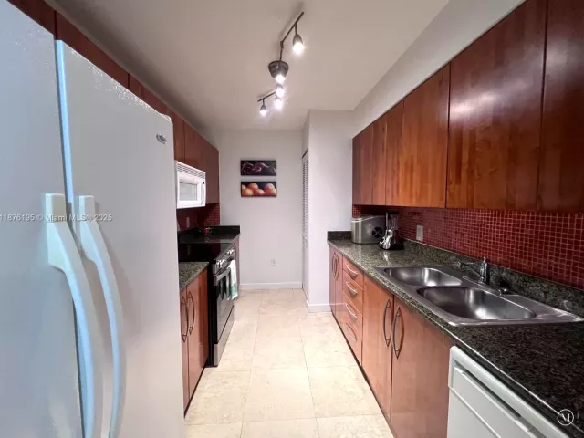 2-bedroom condo for rent in Miami - 1200 Brickell Bay Dr 2809 - MondialRealty