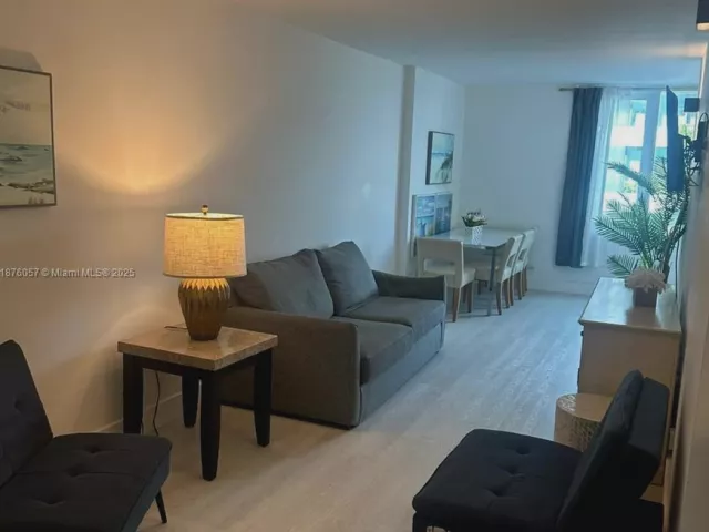 1-bedroom condo for sale in Miami Beach - 2301 Collins Ave 632 - MondialRealty