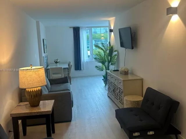 1-bedroom condo for sale in Miami Beach - 2301 Collins Ave 632 - MondialRealty