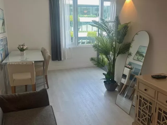 1-bedroom condo for sale in Miami Beach - 2301 Collins Ave 632 - MondialRealty