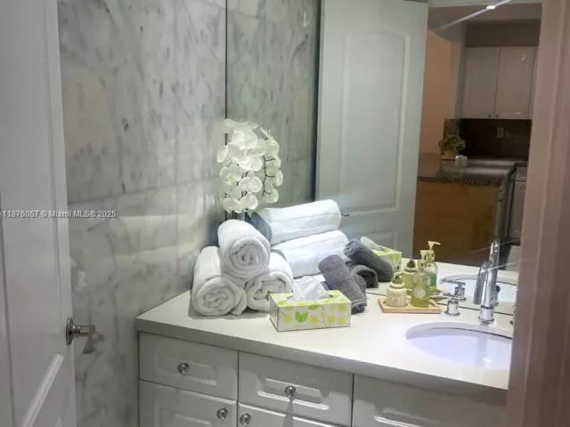 1-bedroom condo for sale in Miami Beach - 2301 Collins Ave 632 - MondialRealty