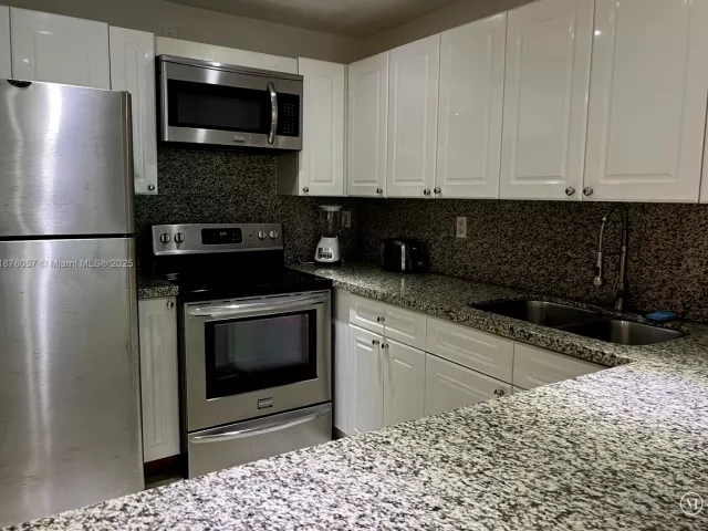 1-bedroom condo for sale in Miami Beach - 2301 Collins Ave 632 - MondialRealty