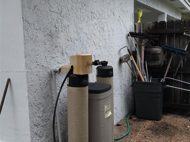 3-bedroom home for sale in Fort Lauderdale - 839 NW 13th Ave - MondialRealty