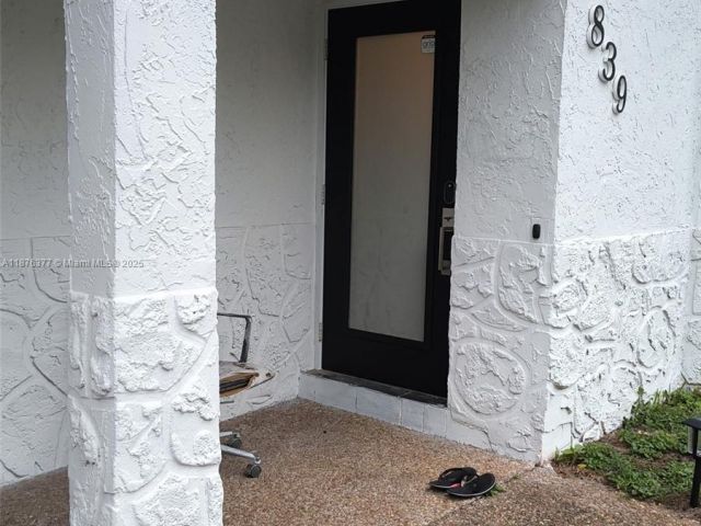 3-bedroom home for sale in Fort Lauderdale - 839 NW 13th Ave - MondialRealty