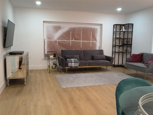 3-bedroom home for sale in Fort Lauderdale - 839 NW 13th Ave - MondialRealty