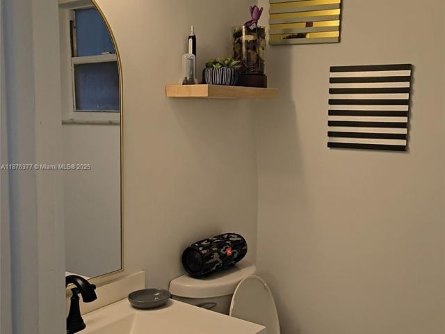 3-bedroom home for sale in Fort Lauderdale - 839 NW 13th Ave - MondialRealty