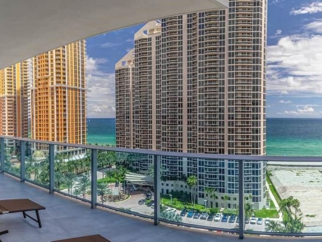 2-bedroom condo for sale in Sunny Isles Beach - 17550 Collins Ave 1003 - MondialRealty