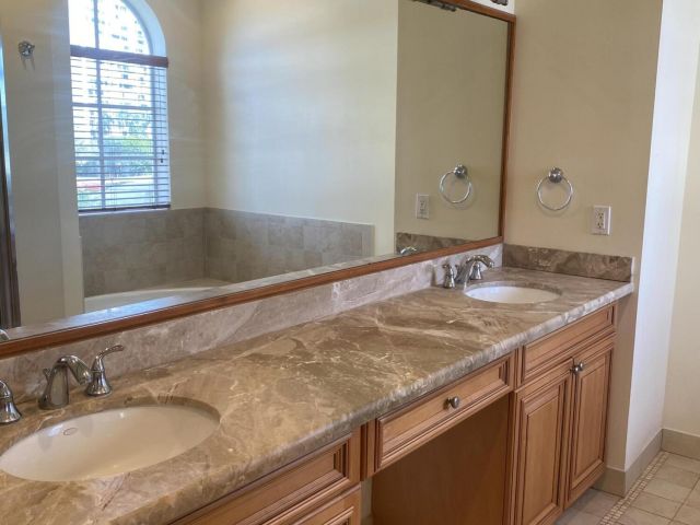 Home for rent at 1950 Presidential 2 Way 2 - photo 6546092