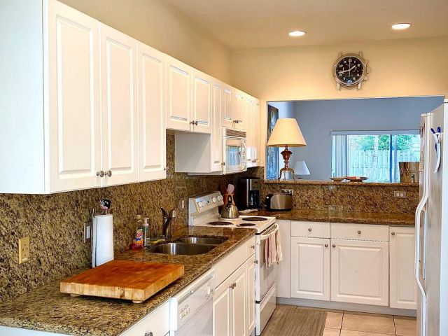 Home for rent at 619 NE 7th Avenue - photo 6532871