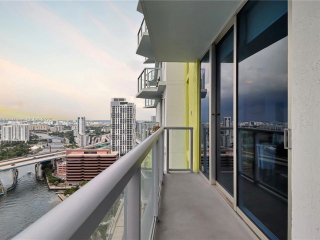 condo for sale in Miami - 185 SW 7th St 2900 - MondialRealty
