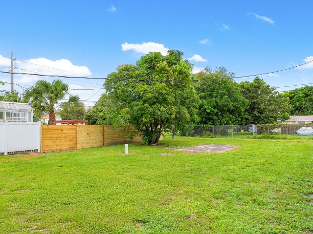 Home for rent at 107 SW 4th Avenue - photo 6532832