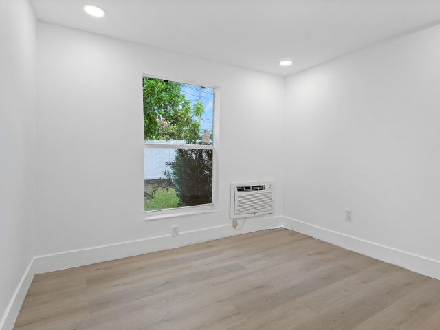 Home for rent at 107 SW 4th Avenue - photo 6532838