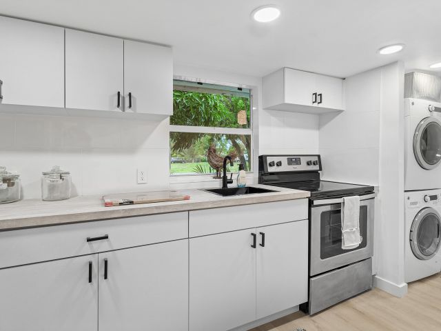 Home for rent at 107 SW 4th Avenue - photo 6532842