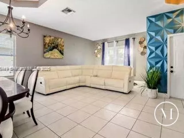 4-bedroom home for sale in West Palm Beach - 8525 Pine Cay - MondialRealty