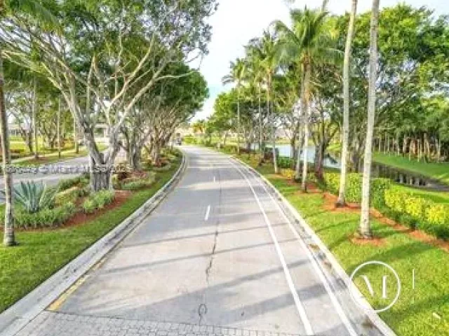 4-bedroom home for sale in West Palm Beach - 8525 Pine Cay - MondialRealty