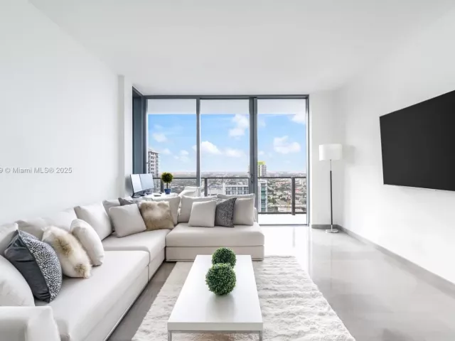 1-bedroom condo for rent in Miami - 68 SE 6th St 3706 - MondialRealty