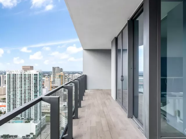 1-bedroom condo for rent in Miami - 68 SE 6th St 3706 - MondialRealty
