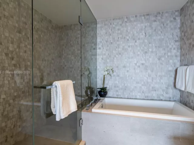 1-bedroom condo for rent in Miami - 68 SE 6th St 3706 - MondialRealty