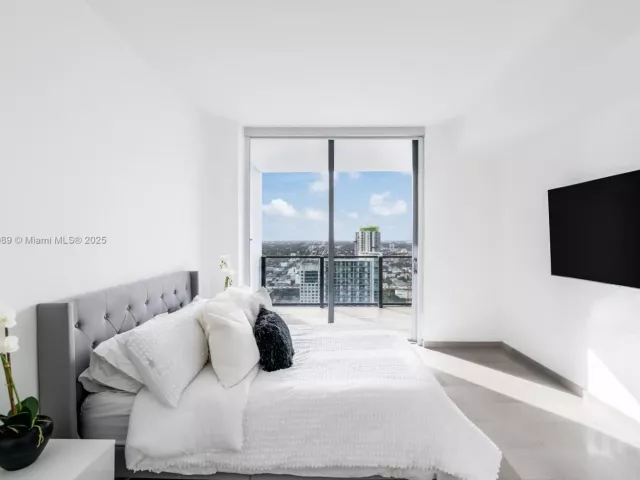 1-bedroom condo for rent in Miami - 68 SE 6th St 3706 - MondialRealty